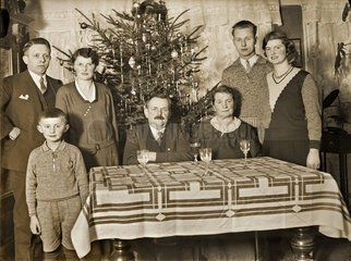 Familie feiert Weihnachten  Karlstadt  1929