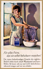 Hausfrau waescht Waesche mit Lux Seifenflocken  Werbung  1927