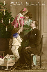 Familie feiert Weihnachten  Heilig Abend  1915