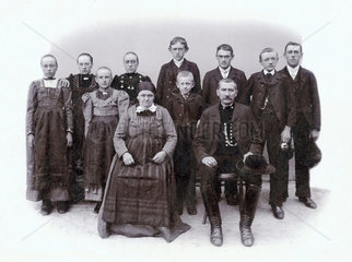 Portraet einer Grossfamilie  Wolnzach  1900