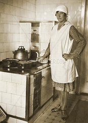 Hausfrau am Herd  um 1920