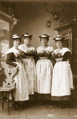 Frauen in Tracht  Bayern 1909