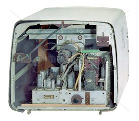 alter Fernseher mit offener Rueckwand