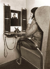 Frau am Bildtelefon  1936