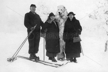Juxfoto Touristen mit Eisbaer  1937