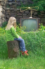 Kind beim Fernsehen  Zimmerantenne