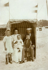 Familie  Strandkorb  Ferien an der Ostsee  um 1905