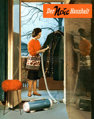 Hausfrau beim staubsaugen  Werbung  1960