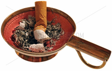 ausgedrueckte Zigarettenkippe  Aschenbecher 50er Jahre