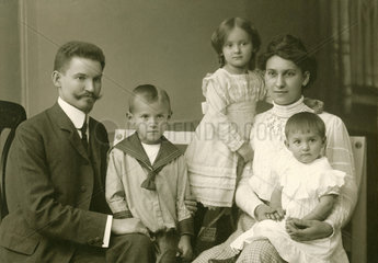 Familie mit Kindern  1909