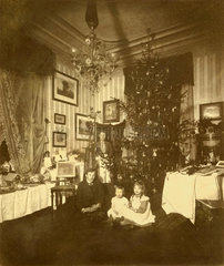 Familie feiert Weihnachten  um 1910