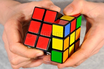 Rubik's Cube  Zauberwuerfel  Kinderhaende