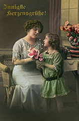 Kind schenkt Mutter Blumen  gratuliert zum Muttertag  1915