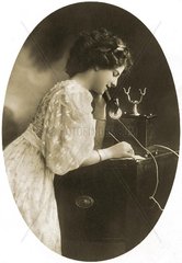 junge Frau beim telefonieren 1909