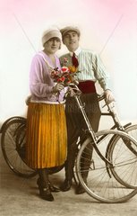 Liebespaar mit Fahrraedern  1932