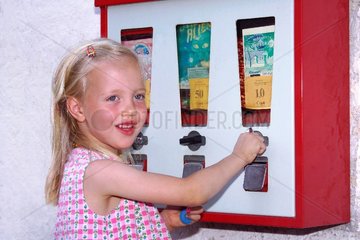 Maedchen an Kaugummiautomat