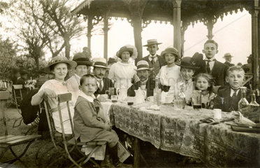 Familie im Biergarten  um 1909
