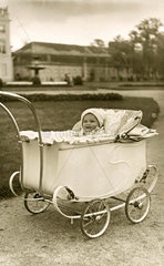 Baby im Kinderwagen  um 1932