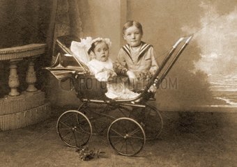 Geschwister  Kinderwagen 1915