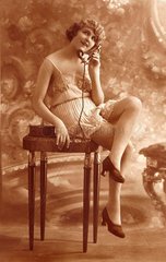 Erotik 20er Jahre  Frau beim telefonieren