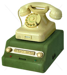 einer der ersten Anrufbeantworter  Telefon  1950