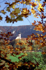Erzabtei Beuron im Donautal im Herbst.