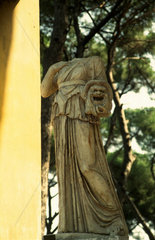 Kopflose Skulptur im Garten der Villa Borghese