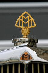 Das Logo der Marke Maybach - hier an einem historischen Fahrzeug.