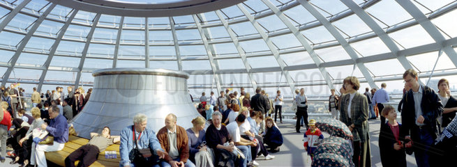Tag der offenen Tuer im Berliner Reichstag. Zahlreiche Besucher nutzten die erste Gelegenheit  das umgebaute Gebaeude zu besuchen - trotz langer Wartezeiten.