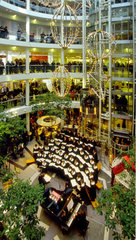 Die Stuttgarter Hymnus Chorknaben gastieren im Atrium des Kaufhauses Breuninger in Stuttgart zum Advent.