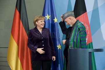 Hamid Karzai - Der afghanische Praesident wird von Bundeskanzlerin Angela Merkel vor seiner Reise zur Londoner Afghanistan-Konferenz im Berliner Bundeskanzleramt empfangen.