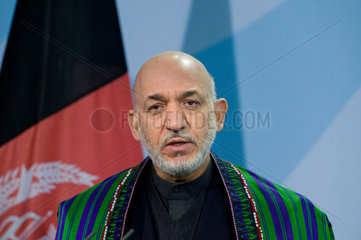 Hamid Karzai - Der afghanische Praesident wird von Bundeskanzlerin Angela Merkel vor seiner Reise zur Londoner Afghanistan-Konferenz im Berliner Bundeskanzleramt empfangen.