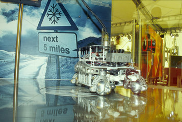 IAA 1999 in Frankfurt: BMW zeigt Versuchsroboter  die auf sich aendernde Strassenverhaeltnisse intelligent reagieren.