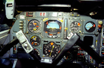 Das Cockpit einer Concorde der British Airways.