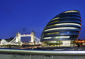 TOWER BRIDGE und das neue Londoner Rathaus (Sitz des Buergermeisters)  das GREATER LONDON AUTHORITY HEADQUARTERS  am suedlichen Themse-Ufer im Stadtteil Southwark.