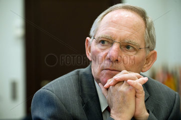Wolfgang Schaeuble - Der Bundesfinanzminister (CDU) im Gespraech mit Manfred Schaefers und Holger Steltzner im Berliner Finanzministerium
