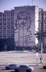 Das Bild des beliebten Kommandanten und die Schlagworte der Revolution prangen noch immer am Innenministerium in Havanna.