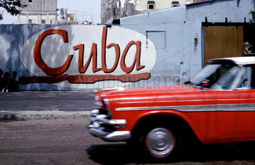 Oldtimer gehoeren in Havanna zum Alltag.