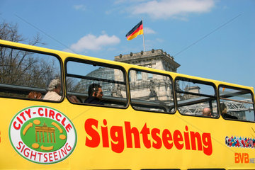 Sightseeing Bus vor dem Reichstag