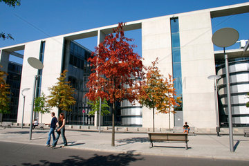 Berlin - Herbstfarben am Bundestag.
