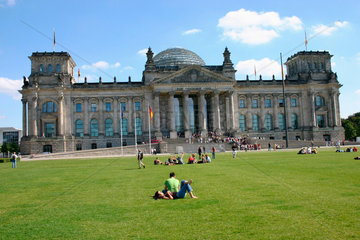 Ein Paar auf die Liegewiese vor dem Reichstag