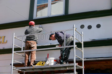 Arbeiter an einer Hausfassade
