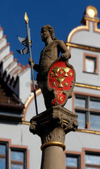 Historisches Rathaus und Brunnen von Staufen.