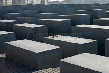 Berlin - ein Blumenstrauss auf eine Stele des Denkmal fuer die ermordeten Juden