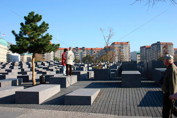 Berlin - Besucherin zwischen die Stelen des Holocaust Mahnmal