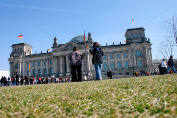 Berlin - Menschenschlange vor dem Reichstag