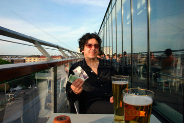 Bar auf die Terrasse ein Kinocenter in Riga