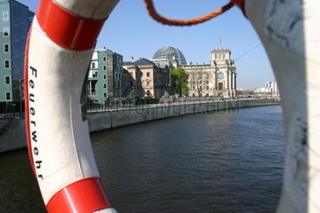 Reichstag und Rettungsring