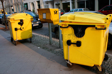 Berlin - Gelbe Tonne  Muelleimer neben eine Briefkasten