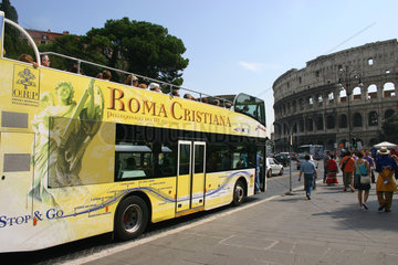 gelbe Sightseeing Bus auf Pilgerfahrt in Rom